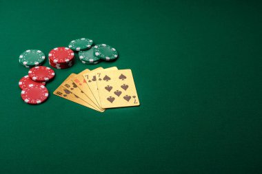 Kumarhane, kartlar ve fişler renkli arka planda, poker ve blackjack, bahislerle kumar. Tasarımınız için arka plan olarak kart ve çipler