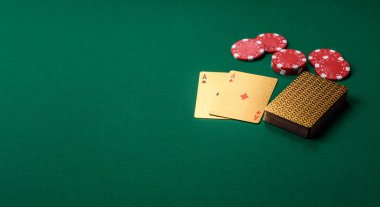 Kumarhane, kartlar ve fişler renkli arka planda, poker ve blackjack, bahislerle kumar. Tasarımınız için arka plan olarak kart ve çipler