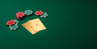 Kumarhane, kartlar ve fişler renkli arka planda, poker ve blackjack, bahislerle kumar. Tasarımınız için arka plan olarak kart ve çipler