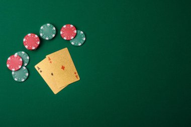 Kumarhane, kartlar ve fişler renkli arka planda, poker ve blackjack, bahislerle kumar. Tasarımınız için arka plan olarak kart ve çipler