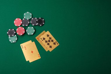 Kumarhane, kartlar ve fişler renkli arka planda, poker ve blackjack, bahislerle kumar. Tasarımınız için arka plan olarak kart ve çipler