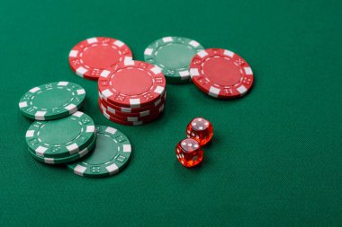 Zenci geçmişinde kumarhane zarları, poker, bahislerle kumar. Tasarımınız için arkaplan olarak zar ve çip
