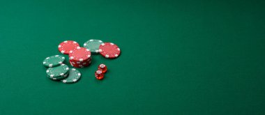 Zenci geçmişinde kumarhane zarları, poker, bahislerle kumar. Tasarımınız için arkaplan olarak zar ve çip