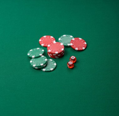 Zenci geçmişinde kumarhane zarları, poker, bahislerle kumar. Tasarımınız için arkaplan olarak zar ve çip