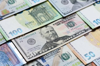Euro ve dolar banknotları, döviz, satış, ekonomik tarifeler ve vergiler ve vergiler. Tasarımınız için arka plan olarak Euro ve dolar