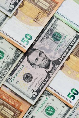 Euro ve dolar banknotları, döviz, satış, ekonomik tarifeler ve vergiler ve vergiler. Tasarımınız için arka plan olarak Euro ve dolar