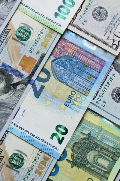 Euro ve dolar banknotları, döviz, satış, ekonomik tarifeler ve vergiler ve vergiler. Tasarımınız için arka plan olarak Euro ve dolar