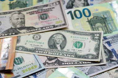 Euro ve dolar banknotları, döviz, satış, ekonomik tarifeler ve vergiler ve vergiler. Tasarımınız için arka plan olarak Euro ve dolar