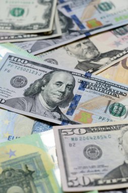 Euro ve dolar banknotları, döviz, satış, ekonomik tarifeler ve vergiler ve vergiler. Tasarımınız için arka plan olarak Euro ve dolar