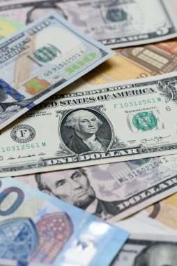 Euro ve dolar banknotları, döviz, satış, ekonomik tarifeler ve vergiler ve vergiler. Tasarımınız için arka plan olarak Euro ve dolar