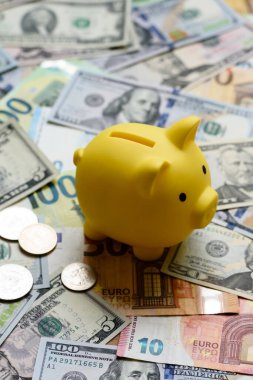 Bir domuz kumbarası depolama, biriktirme ve finansal kaynaklar biriktirme konsepti olarak kullanılıyor. Tasarımınız için bir kumbara.