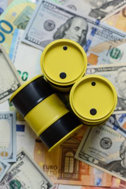 Yağ, gaz ya da kimyasal içeren metal varillerde yasak işareti var. Tasarımınız için arka plan olarak yağ varilleri