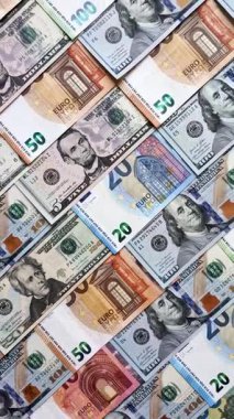 Euro ve dolar banknotları, döviz, satış, ekonomik tarifeler ve vergiler ve vergiler. Tasarımınız için arka plan olarak Euro ve dolar