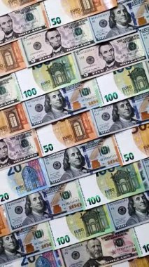 Euro ve dolar banknotları, döviz, satış, ekonomik tarifeler ve vergiler ve vergiler. Tasarımınız için arka plan olarak Euro ve dolar