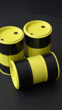 Petrol, gaz veya kimyasallar içeren metal variller, küresel akaryakıt fiyatları ve eğilimler. Tasarımınız için arka plan olarak yağ varilleri