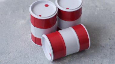 Petrol, gaz veya kimyasallar içeren metal variller, küresel akaryakıt fiyatları ve eğilimler. Tasarımınız için arka plan olarak yağ varilleri