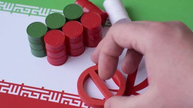 İran bayrağını taşıyan metal varil petrol, gaz veya kimyasallar ve İran üretimine uygulanan ambargo. İran petrolünün varilleri