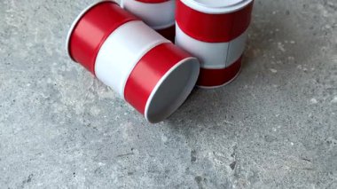 Petrol, gaz veya kimyasallar içeren metal variller, küresel akaryakıt fiyatları ve eğilimler. Tasarımınız için arka plan olarak yağ varilleri