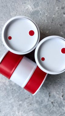 Petrol, gaz veya kimyasallar içeren metal variller, küresel akaryakıt fiyatları ve eğilimler. Tasarımınız için arka plan olarak yağ varilleri