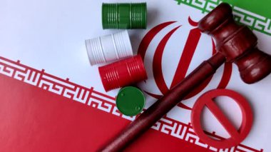 İran bayrağını taşıyan metal varil petrol, gaz veya kimyasallar ve İran üretimine uygulanan ambargo. İran petrolünün varilleri