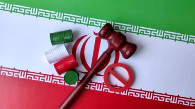 İran bayrağını taşıyan metal varil petrol, gaz veya kimyasallar ve İran üretimine uygulanan ambargo. İran petrolünün varilleri