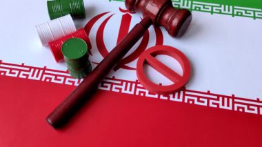 İran bayrağını taşıyan metal varil petrol, gaz veya kimyasallar ve İran üretimine uygulanan ambargo. İran petrolünün varilleri