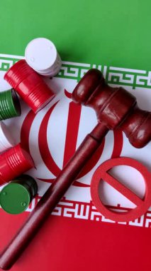 İran bayrağını taşıyan metal varil petrol, gaz veya kimyasallar ve İran üretimine uygulanan ambargo. İran petrolünün varilleri