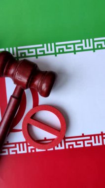 İran bayrağını taşıyan metal varil petrol, gaz veya kimyasallar ve İran üretimine uygulanan ambargo. İran petrolünün varilleri