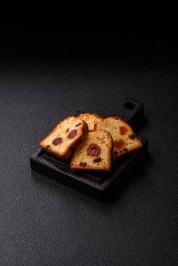 Noel kutlaması için meyveli kek, pasta ve kirazlı tatlı, erik ve kuru üzüm. Tasarımınız için gıda arkaplanı olarak meyveli turta.