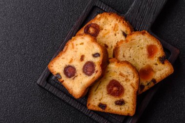 Noel kutlaması için meyveli kek, pasta ve kirazlı tatlı, erik ve kuru üzüm. Tasarımınız için gıda arkaplanı olarak meyveli turta.