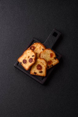 Noel kutlaması için meyveli kek, pasta ve kirazlı tatlı, erik ve kuru üzüm. Tasarımınız için gıda arkaplanı olarak meyveli turta.