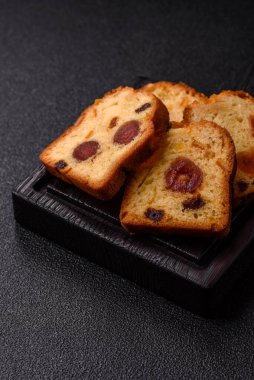 Noel kutlaması için meyveli kek, pasta ve kirazlı tatlı, erik ve kuru üzüm. Tasarımınız için gıda arkaplanı olarak meyveli turta.