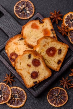 Noel kutlaması için meyveli kek, pasta ve kirazlı tatlı, erik ve kuru üzüm. Tasarımınız için gıda arkaplanı olarak meyveli turta.