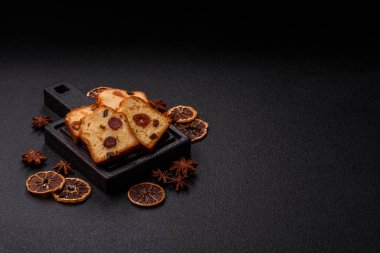 Noel kutlaması için meyveli kek, pasta ve kirazlı tatlı, erik ve kuru üzüm. Tasarımınız için gıda arkaplanı olarak meyveli turta.