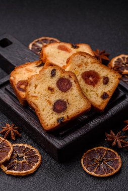 Noel kutlaması için meyveli kek, pasta ve kirazlı tatlı, erik ve kuru üzüm. Tasarımınız için gıda arkaplanı olarak meyveli turta.