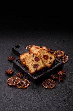 Noel kutlaması için meyveli kek, pasta ve kirazlı tatlı, erik ve kuru üzüm. Tasarımınız için gıda arkaplanı olarak meyveli turta.