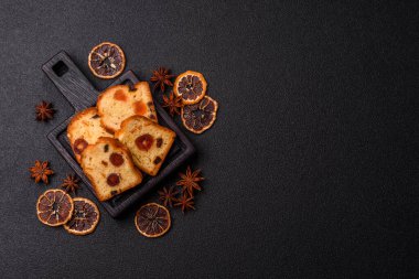 Noel kutlaması için meyveli kek, pasta ve kirazlı tatlı, erik ve kuru üzüm. Tasarımınız için gıda arkaplanı olarak meyveli turta.