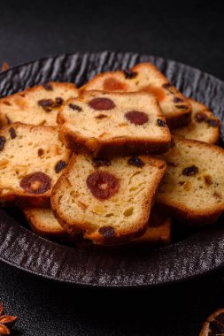 Noel kutlaması için meyveli kek, pasta ve kirazlı tatlı, erik ve kuru üzüm. Tasarımınız için gıda arkaplanı olarak meyveli turta.