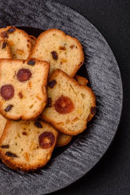 Noel kutlaması için meyveli kek, pasta ve kirazlı tatlı, erik ve kuru üzüm. Tasarımınız için gıda arkaplanı olarak meyveli turta.