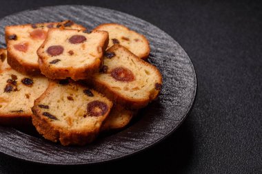 Noel kutlaması için meyveli kek, pasta ve kirazlı tatlı, erik ve kuru üzüm. Tasarımınız için gıda arkaplanı olarak meyveli turta.