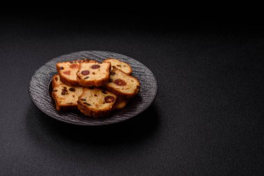 Noel kutlaması için meyveli kek, pasta ve kirazlı tatlı, erik ve kuru üzüm. Tasarımınız için gıda arkaplanı olarak meyveli turta.