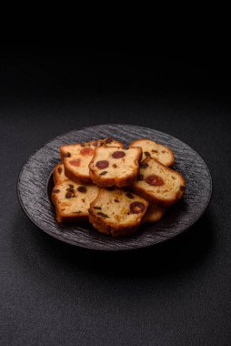 Noel kutlaması için meyveli kek, pasta ve kirazlı tatlı, erik ve kuru üzüm. Tasarımınız için gıda arkaplanı olarak meyveli turta.