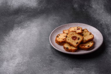 Noel kutlaması için meyveli kek, pasta ve kirazlı tatlı, erik ve kuru üzüm. Tasarımınız için gıda arkaplanı olarak meyveli turta.