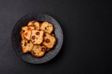 Noel kutlaması için meyveli kek, pasta ve kirazlı tatlı, erik ve kuru üzüm. Tasarımınız için gıda arkaplanı olarak meyveli turta.