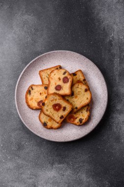 Noel kutlaması için meyveli kek, pasta ve kirazlı tatlı, erik ve kuru üzüm. Tasarımınız için gıda arkaplanı olarak meyveli turta.