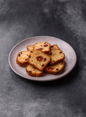 Noel kutlaması için meyveli kek, pasta ve kirazlı tatlı, erik ve kuru üzüm. Tasarımınız için gıda arkaplanı olarak meyveli turta.