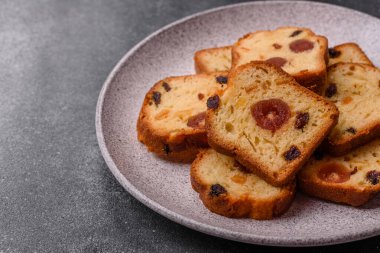 Noel kutlaması için meyveli kek, pasta ve kirazlı tatlı, erik ve kuru üzüm. Tasarımınız için gıda arkaplanı olarak meyveli turta.