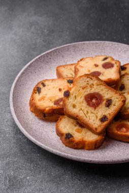 Noel kutlaması için meyveli kek, pasta ve kirazlı tatlı, erik ve kuru üzüm. Tasarımınız için gıda arkaplanı olarak meyveli turta.