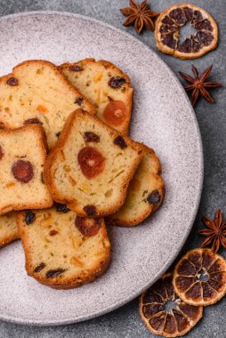 Noel kutlaması için meyveli kek, pasta ve kirazlı tatlı, erik ve kuru üzüm. Tasarımınız için gıda arkaplanı olarak meyveli turta.