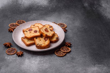 Noel kutlaması için meyveli kek, pasta ve kirazlı tatlı, erik ve kuru üzüm. Tasarımınız için gıda arkaplanı olarak meyveli turta.